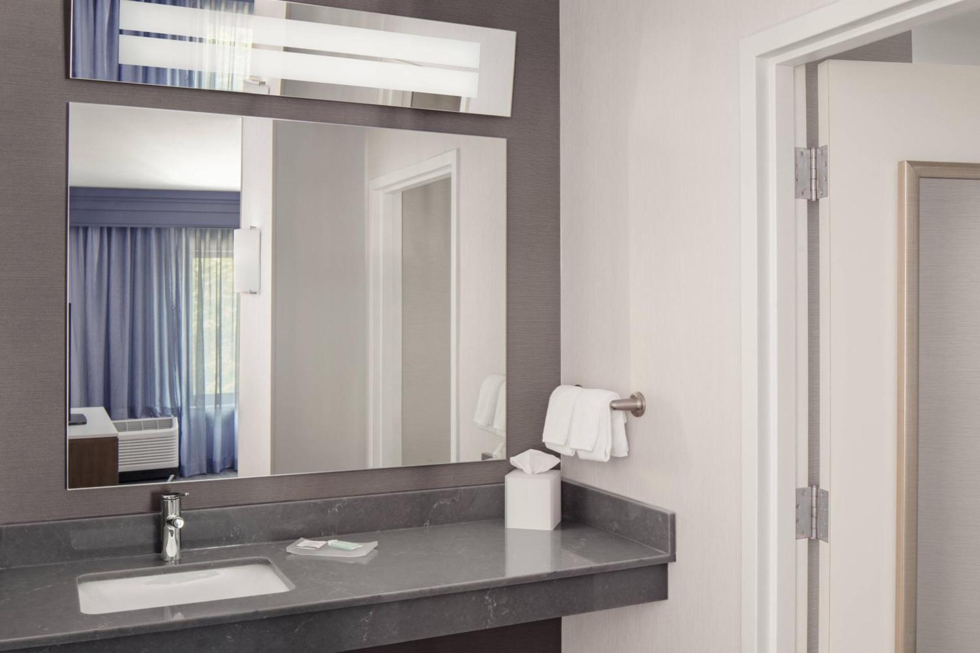 Courtyard Portland Airport Hotel Южен Портланд Екстериор снимка